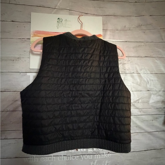 ATHLETA Black Puffer Tioga Cropped Vest Lined Full Zip Size M 350891 - Picture 9 of 10